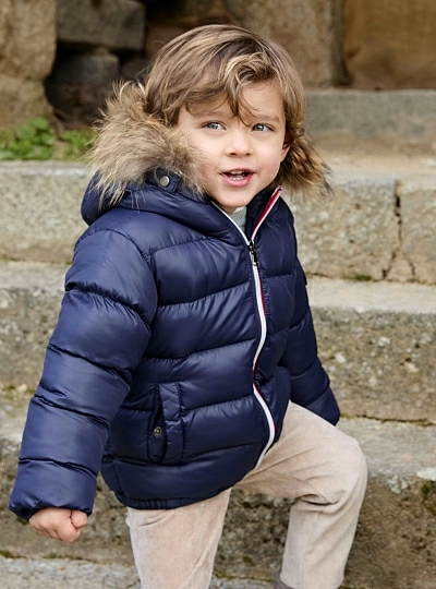 Abrigo plumas para niño acólchalo con pelo natural.