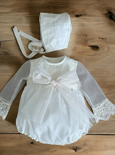 Baby boy's romper and bonnet set. Two-colour bow.