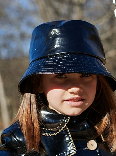 Black patent leather cap. Martinique