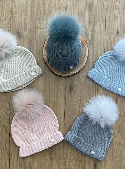 Chubby knit hat in various colors. It wears a natural fur pompom.