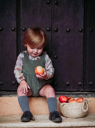 Conjunto para niño. Peto y blusa colección manzanas de José Varón