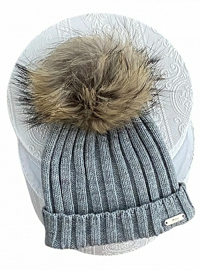 Gorrito de canalé en varios colores. Lleva pompón de pelo.