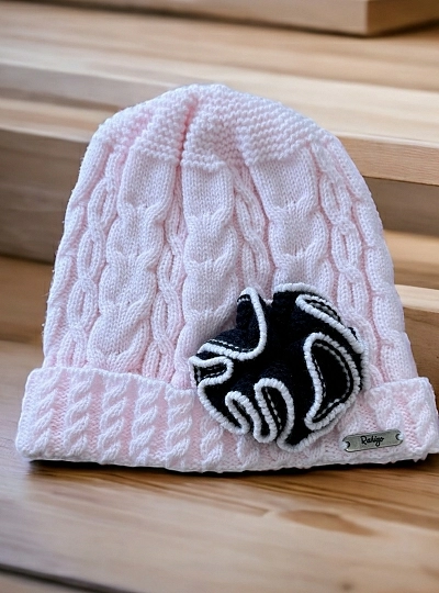 Gorrito de niña color rosa con detalle marino