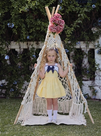 Mono para niña en amarillo con blanco y marino