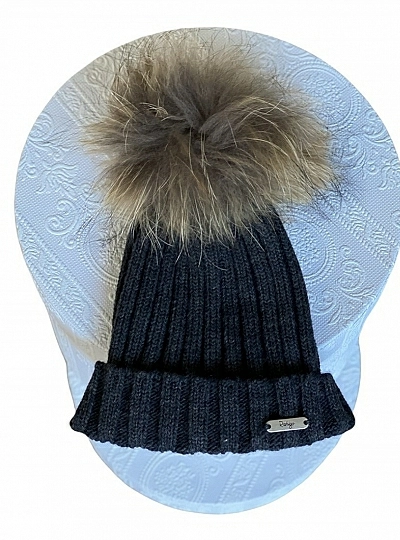 Ribbed hat in various colors. She wears a hair pompom.