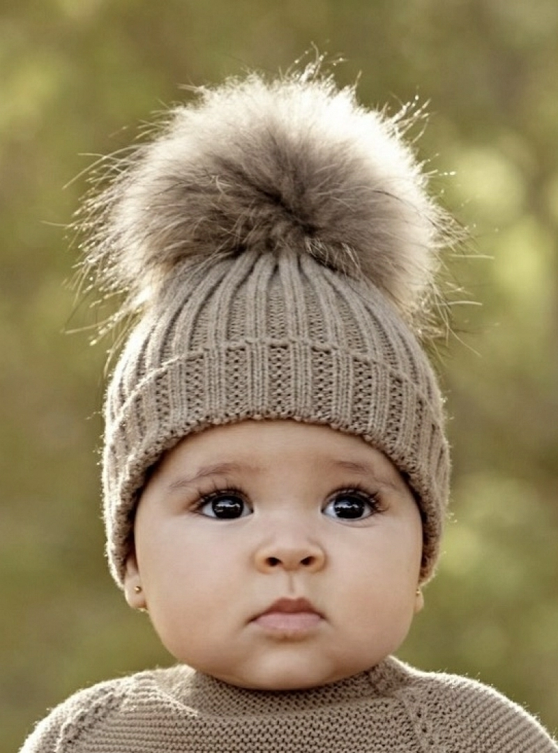 Ribbed hat with pom pom