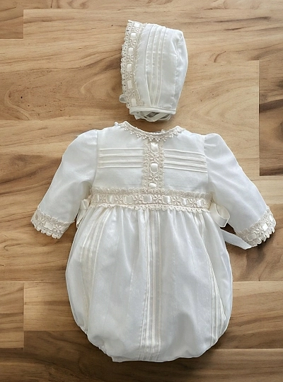 Romper and christening bonnet set from the Nuez collection