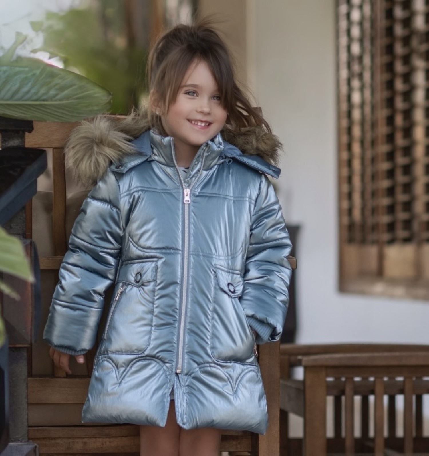 Abrigo azul metalizado para niña